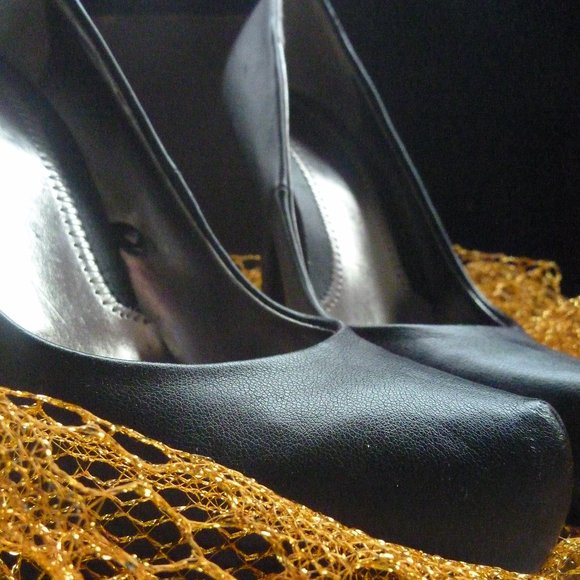 BlacK Heels - Picture 2 of 4